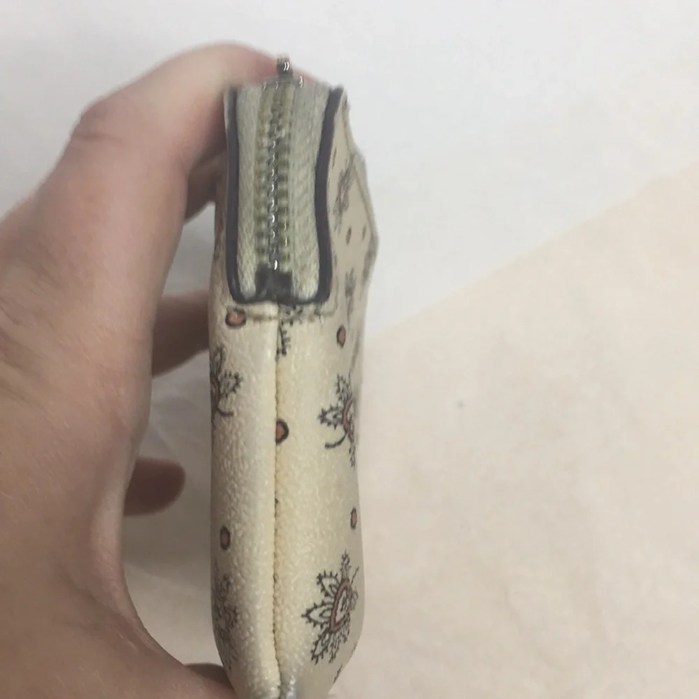 CORNER ZIP WRISTLET IN FOREST BUD PRINT